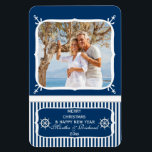 Elegant Nautical Beach Photo God jul Magne Magnet<br><div class="desc">Anpassa den här eleganten nautisk strand till ankarfotot "God jul & Gott nytt år" med ditt namn,  år och foto. Du kan till och med anpassa hälsning. Klicka på "anpassa" om du vill ändra teckensnittets stilar,  storlek och/eller färg och/eller ändra storlek på fotot så att det passar efter behov.</div>
