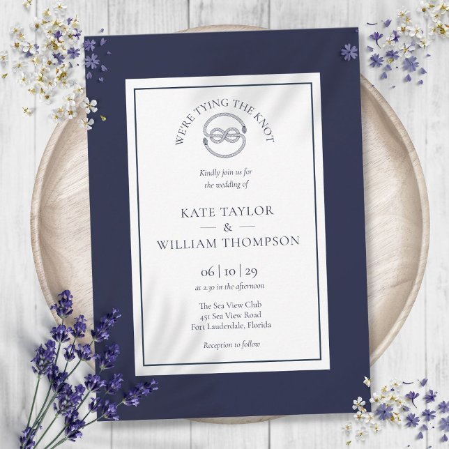 Elegant nautisk knutnavyblå bröllop inbjudningar (Elegant Nautical Tying The Knot Navy Blue Wedding Invitation)