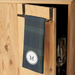 Elegant Navy Blue and Grönt Play Monogram Kökshandduk<br><div class="desc">Modern julhandduk med en tidlös design med din monogram över en smutsig marin blå bakgrund och grönt pläterad bakgrund.</div>