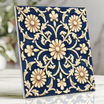 Elegant Navy Blue and Ivory Daisy Kakelplatta<br><div class="desc">Den här eleganten har en fantastisk marin blå bakgrund som är försedd med invasiva motiv för daisy och rullande vindruvsdetaljer. Den handmålade stil ger en aning sofistikering och vintage charm, perfekt för klassisk eller kottagecoreinspirerad dekoration. Dess symmetriska blommigt ger en tidlös skönhet, skapar den perfekt för ryggstödsartiklar i köket, accentväggar...</div>