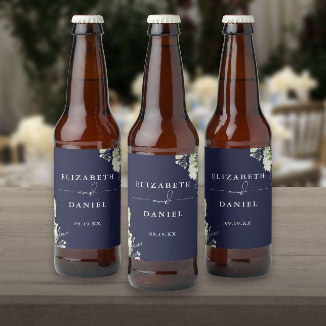 Elegant Navy Blue Blommigt Greenery Bröllop Ölflaska Etikett (Elegant Navy Blue Floral Greenery Wedding Beer Bottle Label)