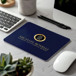 Elegant Navy Blue Leather Guld ROUND Logotyp Musmatta<br><div class="desc">Förbättra din arbetsyta med den här förstklassiga NAVY-musmattan för blå läderutskrift, designad för att kombinera stil och funktioner. Med en lyxig logotyp i guld och alternativet att lägga till två linjer anpassningsbar text är den här musknappen perfekt för att anpassa med ditt namn, ditt företag, ditt företag eller någon annan...</div>