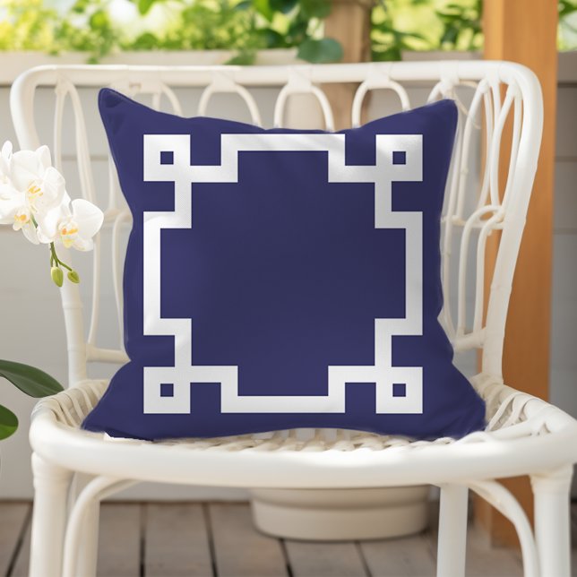 Elegant Navy Blue White Greek Key Border Kudde (Skapare uppladdad)