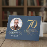 Elegant Navy & Guld 70th & Legendary Birthday Kort<br><div class="desc">Elegant Navy & Guld 70th & Legendary Birthday Card. Fira en verkligt legendarisk milstolpe med det här eleganten 70-årskort. Med en sofistikerad marin bakgrund, fet guld-effektstext och ett anpassade foto och namn är den här designen perfekt för att hedra en älskad på sin speciella dag. Den tidlösa utformningen och den...</div>