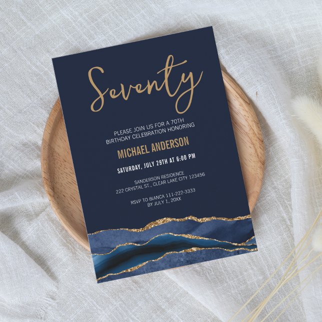 Elegant Navy Guld Agat 70-årsdag Inbjudningar (Modern navy blue gold 70th birthday invitation with geode agate design for men)
