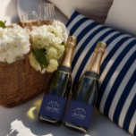 Elegant Navy Land Klubb Bachelorette<br><div class="desc">Lägg till en chic till din bubbla med elegantens blå mini flaska-etiketter, perfekt för en land-klubb-inspirerad bachelorette helg. De är formade med lyxtennis klubb typografi, de är idealiska för champagne, vin eller mousserande vatten. Helt redigerbart - uppdatera namn, datum eller formulering för att matcha firande. Koordinater med "Bach Klubb ・...</div>