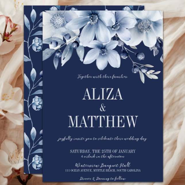 Elegant Navy & Light Blue Blommigt Bröllop Inbjudningar (Elegant Navy Blue Floral Winter Wedding Invitation, Blueberries,   Light Blue Flowers, Classic)