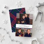 Elegant Navy Red Grönt Tartan Play Photo Collage Julkort<br><div class="desc">Snyggtens "Glatta Helgdag" jullokertecken har en klassisk marinblått, jägare grönt och röd skotsk tartan plaid gräns med minimal skarp vit bakgrund som belyser dina tre (3) favoritfoton på helgdag. Den moderna och stiliga texten om kol-grått kan vara helt personlig för din familj. Den diagonala plattan mönster upprepar sig i större...</div>