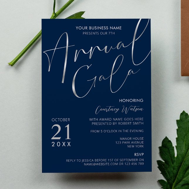 Elegant Navy & Silver Business Party Årlig Gala Inbjudningar (Elegant navy blue and faux silver gala night invitations with calligraphy fonts and your logo)