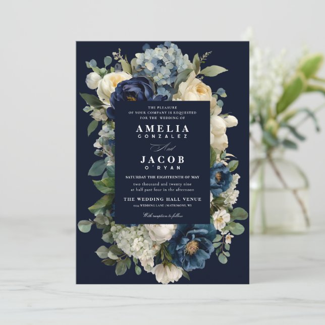 Elegant Navyblå Blommig & Vit Peony Bröllop Inbjudningar (Stående Fram)