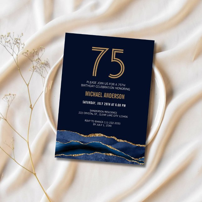 Elegant Navyblå Guld 75-års Födelsedagsfest Inbjudningar (Elegant navy and gold 75th birthday invitation for a timeless celebration)