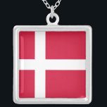Elegant Necklace med Flagga av Danmark Silverpläterat Halsband<br><div class="desc">Lägg till ett litet danskt pride i din smyckessamling med vårt exklusiv halsband som är i flagga med Danmark! Detta halsband, som är uppgjort med stor noggrannhet, är mer än bara ett mode-tillbehör, det är ett firande i Danmarks arv och kulturella pride. Elegantens utformning visar på ett framträdande sätt det...</div>