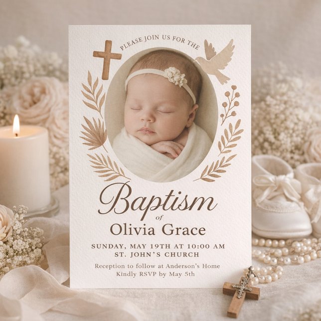 Elegant neutral dop fotofestkort med duva inbjudningar (Baby Girl Baptism Invitation with Photo, Cross and Dove in Beige)