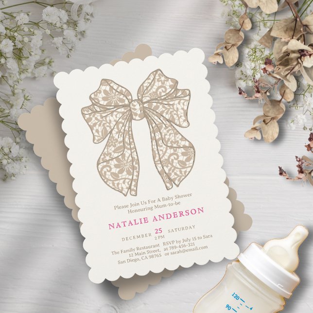 Elegant Neutralt Beige Blommigt Snöre Bow Baby Sho Inbjudningar (Elegant Neutral Beige Floral Lace Bow Baby Shower Invitation)
