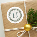 Elegant Neutralt Greenery Gräs Wandeine Helgdag Runt Klistermärke<br><div class="desc">Rustiska,  moderna helgdag har en vattenfärg som målas ut från vattenfärgsgrå krans med bitar av gräs,  bär och pinekonar. Systemet med neutralt färg omfattar grönt,  vitt guld metalliskt,  brunt,  benvitt och skarpt vitt färger. Anpassa med anpassningsbarnas monogram som första steg.</div>
