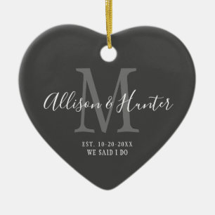 Elegant Newlyweds Etablerade Monogram Namn Heart Julgransprydnad Keramik