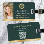 Elegant Notary Public Photo Guld Mörk grönt Bagagebricka<br><div class="desc">Visa ditt varumärke på resor och under evenemang med den här elegantens bagagetapp. En snyggt som innehåller en luddig penna och en förseglingsformad symbol. Den här mallen är personlig med ID-foto, namn, serviceinformation, kontaktuppgifter och QR-kod. Ett underbart sätt att främja din notarieverksamhet! Perfekt för en notarius publicus, ett lån som...</div>