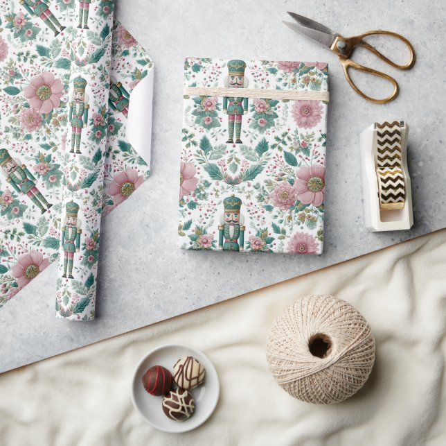Elegant nötknäppare & blommtryck presentpapper (Hantverk)