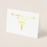 Elegant Nurse Student Student Guld Caduceus Namn Folierat Kort<br><div class="desc">Fira din student stora dag genom att skicka det här Eleganten Nurse Student Guld Caduceus Namn-oljekortet. Den här designen har en vit bakgrund och trendigets inspirerande citat, "hon trodde att hon kunde det" i guld-skript med text på kortets framsida. En medicinteknisk caduceus-symbol för guld är designad på framsidan i nedre...</div>