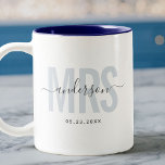 Elegant ny MRS anpassad namn bröllopsdatum blå Två-Tonad Mugg<br><div class="desc">Söt,  modern kaffekopp som säger MRS i modern typografi i dammig blå med ditt familjenamn i trendig script kalligrafi på en tvåtonad kaffekopp. Älskar den rosa insidan men finns i många fler färger.</div>
