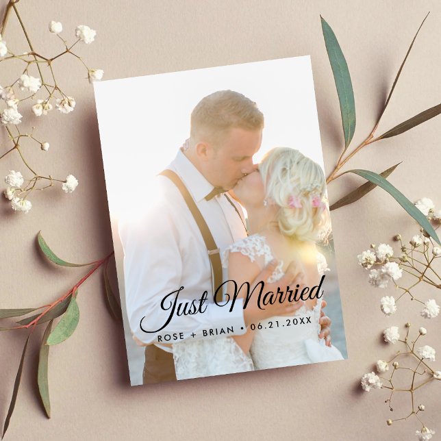 Elegant Nygifta Anpassad Foto Modern Bröllop Meddelande (Elegant just married photo announcements share your special moment with modern romantic style.)
