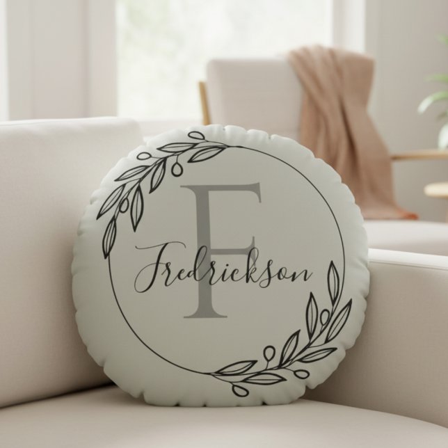 Elegant Olivkvist Monogram Skript Familjenamn Rund Kudde (Realtor Closing Gift - Monogram Wreath Pillow)