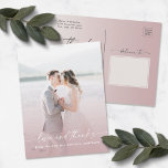 Elegant Ombre Dusty Mauve Bröllop Photo Overlay Vykort<br><div class="desc">Elegant Ombre Dusty Mauve Bröllop Photo Overlay Tack Postcards. Denna moderna Tack Postcard-design i bröllop eller vilken händelse som helst är enkel och minimal med en söt färg-gradienttoning och trendig namnteckning calligraphy-skript typsnitt. Lägg fotona i Personligt bröllp till framsidan för en helt personlig! Visas i den nya paletten Bröllop Färg....</div>