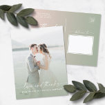 Elegant Ombre Ljust grönt Bröllop-fotoöverlägg Vykort<br><div class="desc">Elegant Ombre Ljust grönt & Rosa Bröllop Photo Overlay Tack Postcard. Denna moderna Tack Postcard-design i bröllop eller vilken händelse som helst är enkel och minimal med en söt färg-gradienttoning och trendig namnteckning calligraphy-skript typsnitt. Lägg fotona i Personligt bröllp till framsidan för en helt personlig! Visas i den nya paletten...</div>