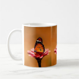 Elegant Orange Butterfly på Rosa Flower Kaffemugg