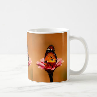 Elegant Orange Butterfly på Rosa Flower Kaffemugg