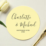 Elegant Pale Yellow Script Minimalist Wedding Runt Klistermärke<br><div class="desc">Give your wedding invitations and favors a personal touch with these Elegant Pale Yellow Script Minimalist Wedding Classic Round Stickers! Customized with the names of the bride and groom,  along with the special date,  these stickers add a touch of elegance to your special day.</div>
