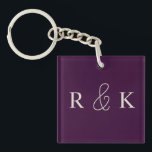 Elegant par monogrammat<br><div class="desc">personlig bröllop-nyckelkedja med elegant ljusbeige initialer på rikens lila-bakgrund. Perfekt för par,  Anpassningsbar det nu att lägga till par initialer.</div>