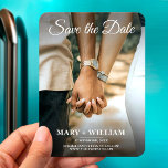 Elegant par små Bröllop-foton spara datum Magnet<br><div class="desc">💌 ✨ Skapa en oförglömlig kärlek-artikel med vår Elegant Ett foto spara datuminbjudningarna! Ladda ned nu och skapa din moderna inbjudan till bröllop spara datum som är lika unik och vacker som kärlek. Perfekt för par som vill ha elegans och enkelhet, vår moderna utformning i anpassadet gör det möjligt för...</div>