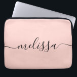 Elegant Pastel Rosa Namnteckning Namn Laptop Fodral<br><div class="desc">Modern minimalistisk Rosa Namnteckning Script Laptop sleeve. Anpassa den här enkla och minimala designen med ditt namn eller initialer.</div>