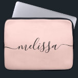 Elegant Pastel Rosa Namnteckning Namn Laptop Fodral<br><div class="desc">Modern minimalistisk Rosa Namnteckning Script Laptop sleeve. Anpassa den här enkla och minimala designen med ditt namn eller initialer.</div>