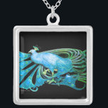 ELEGANT PEACOCK I BLUE TURQUASAND OCH BLACK SILVERPLÄTERAT HALSBAND<br><div class="desc">Färgstark och klassad design med ljusa 3D-stenar Digital grafisk design av Bulgan Lumini. Del från den nya samlingen ARCADIA .</div>