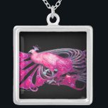 ELEGANT PEACOCK I ROSA, FUCHSIA OCH SVART SILVERPLÄTERAT HALSBAND<br><div class="desc">Färgstark och klassad design med ljusa 3D-stenar Digital grafisk design av Bulgan Lumini. Del från den nya samlingen ARCADIA .</div>