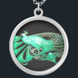 ELEGANT PEACOCK IN GRÖNT AND BLACK SILVERPLÄTERAT HALSBAND<br><div class="desc">Färgstark och klassad design med ljusa 3D-stenar Digital grafisk design av Bulgan Lumini. Del från den nya samlingen ARCADIA .</div>