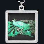 ELEGANT PEACOCK IN GRÖNT AND BLACK SILVERPLÄTERAT HALSBAND<br><div class="desc">Färgstark och klassad design med ljusa 3D-stenar Digital grafisk design av Bulgan Lumini. Del från den nya samlingen ARCADIA .</div>