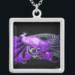 ELEGANT PEACOCK IN LILA AND BLACK SILVERPLÄTERAT HALSBAND<br><div class="desc">Färgstark och klassad design med ljusa 3D-stenar Digital grafisk design av Bulgan Lumini. Del från den nya samlingen ARCADIA .</div>