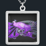 ELEGANT PEACOCK IN LILA AND BLACK SILVERPLÄTERAT HALSBAND<br><div class="desc">Färgstark och klassad design med ljusa 3D-stenar Digital grafisk design av Bulgan Lumini. Del från den nya samlingen ARCADIA .</div>