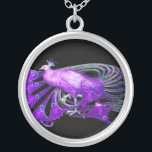 ELEGANT PEACOCK IN LILA AND BLACK SILVERPLÄTERAT HALSBAND<br><div class="desc">Färgstark och klassad design med ljusa 3D-stenar Digital grafisk design av Bulgan Lumini. Del från den nya samlingen ARCADIA .</div>
