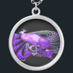 ELEGANT PEACOCK IN LILA AND BLACK SILVERPLÄTERAT HALSBAND<br><div class="desc">Färgstark och klassad design med ljusa 3D-stenar Digital grafisk design av Bulgan Lumini. Del från den nya samlingen ARCADIA .</div>