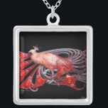 ELEGANT PEACOCK IN RED AND BLACK SILVERPLÄTERAT HALSBAND<br><div class="desc">Färgstark och klassad design med ljusa 3D-stenar Digital grafisk design av Bulgan Lumini. Del från den nya samlingen ARCADIA .</div>