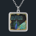 Elegant Peacock w Vintage Scrollss Baroque Roccoco Silverpläterat Halsband<br><div class="desc">Denna dekorativa tilläggsdesign för mode har en elegant fullt ansikte, en sida av en fågelfågel med spridda fjädrar från svan. Peafowl har en moody regal närvaro. Vintage stil är en vacker, klassande, snygg, modern hemdekoration med en aning av det gamla och antika. Blandat med guldfärgad rocococococococoque romerska ram och vändningen...</div>