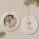 Elegant Peles första julfoto Ornament<br><div class="desc">Fira en speciell milstolpe med den här Eleganten. Skölj din första helgdag tillsammans som ett par med den här utsökta prydnadsföreställningen med ett anpassade foto som ramats in av en känslig champagne guld-snöflake på en ljusbakgrund. Den främsta visningen är elegant "Vår första jul" i de nedre tredjedelarna, och fångade nutidens...</div>