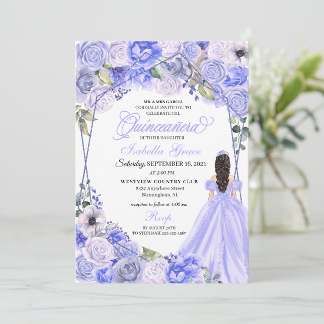 Elegant Periwinkle Blue Blommigt Quinceanera-inbju Inbjudningar (Stående Fram)