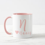 Elegant Personlig Monogram och Namn i Rosa Mugg<br><div class="desc">Utformningen har anpassade-typografi för namn och monografianpassning i ett elegant light ro,  pastel rosa-skript färg. Kontakta konstnären på wafadahdalcreates@gmail.com om du vill ha frågor. © Wafa Y. Dahdal - Med förbehåll för alla Höger.</div>