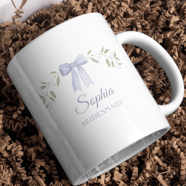 Elegant Personlig Namn Bridesmaid Frieri Gift Kaffemugg (Personalized bridesmaid mug with blue bow and floral wreath, perfect for proposals and keepsakes.)