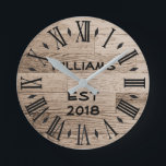 Elegant Personlig Rustic Light Wood Rund Klocka<br><div class="desc">Den här vackra, unika, anpassningsbar, personlig, ennatura designen har en rustik klocka med en ljusa träbakgrund. Anpassa det här objektet genom att ändra namn och ord till spelar ingen roll. Det skulle innebära en perfekt-årsjubileum eller en bröllop-gåva till de nygifta. Besök vår butik för att se matchande objekt med den...</div>